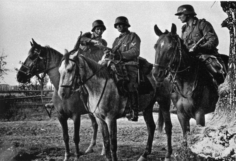 Разъезд 1-й кавалерийской дивизии вермахта в разведке - фото Военный альбом 1939, 1940, 1941-1945